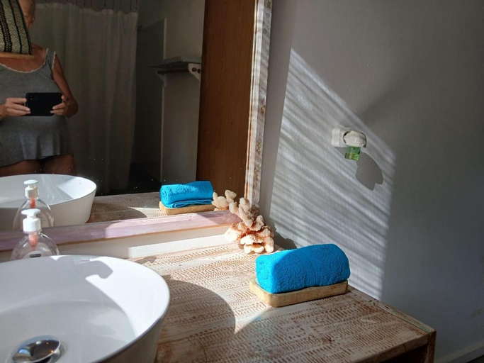 Bathroom, Mamy Cherie