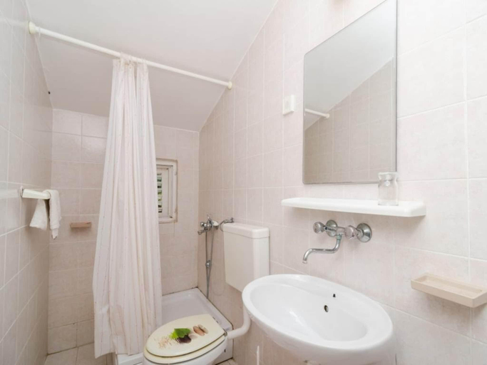 Bathroom 2, Apartments Sutvid- Two Bedroom Apartment with Balcony and Sea View, Janjina