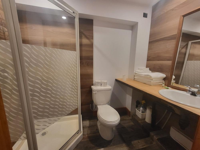 Bathroom 3, Crabbe Mountain Inn, York