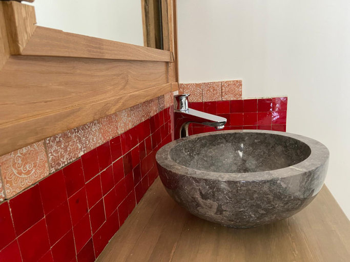 Bathroom 4, Le Passagran, Loire