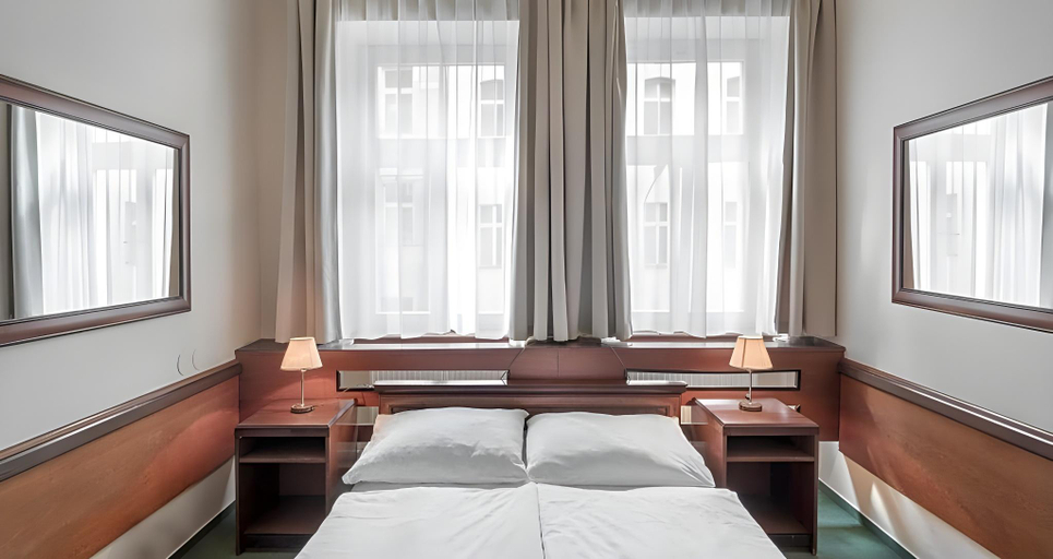 Bedroom 2, Three Crowns Hotel, Praha 8