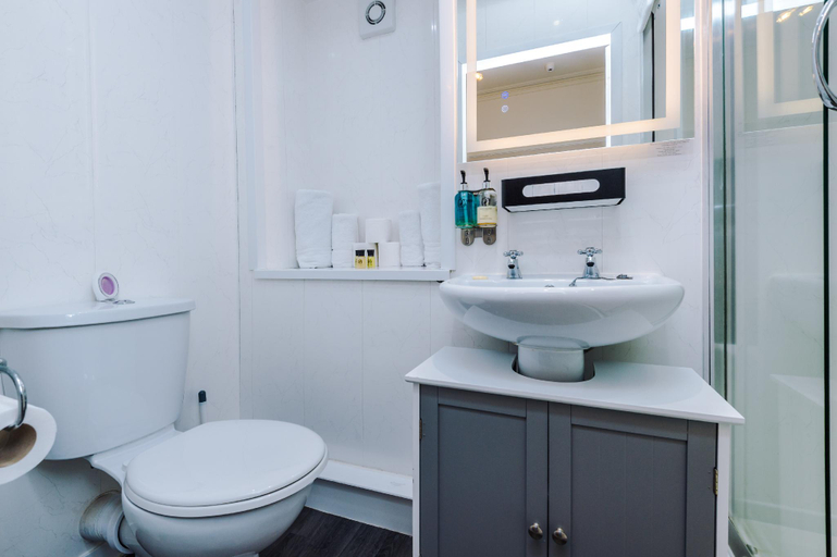 Bathroom 4, Lauriston Court Hotel, Conwy