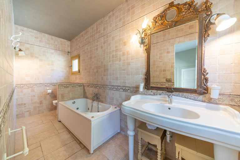 Bathroom 2, Villa Stephanie, Girona