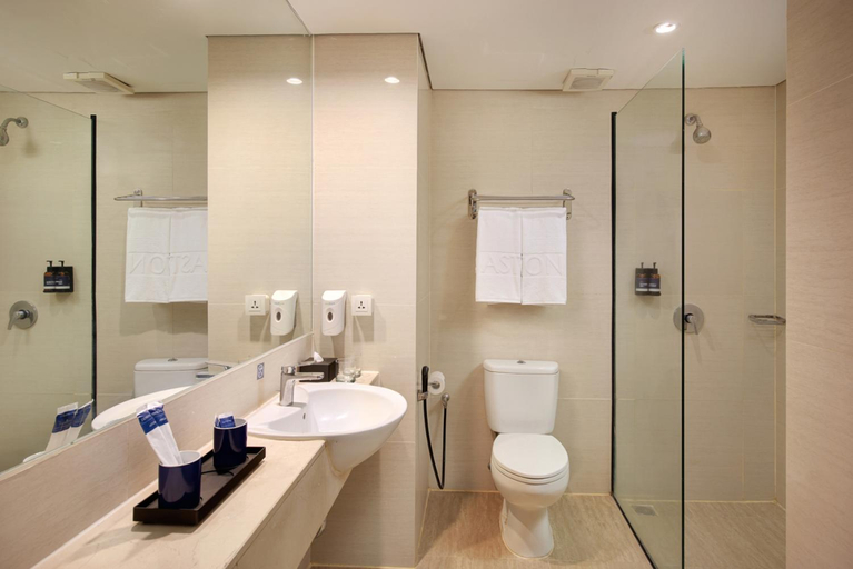 Bathroom 4, Aston Inn Pantai Losari Makassar, Makassar