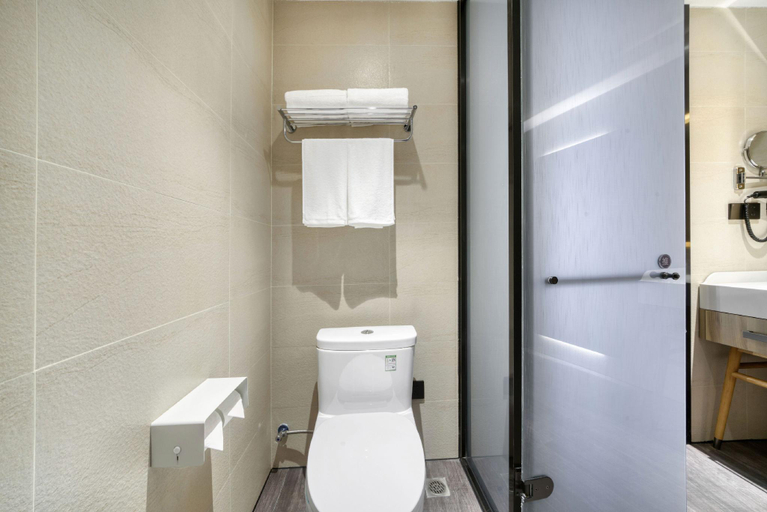 Bathroom, Hanting Hotel Haining Xu Village China Textile City, Jiaxing