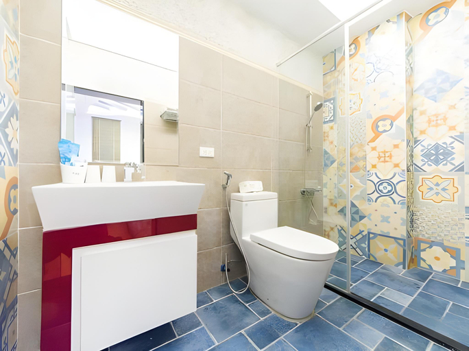 Bathroom 4, Long To Sea Again, Hualien