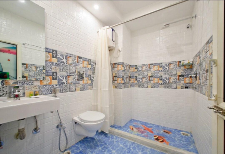 Bathroom 3, Hotel Golden Palace, Kolkata
