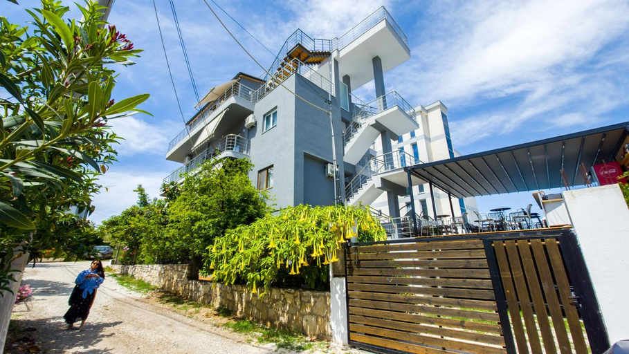 Exterior & Views