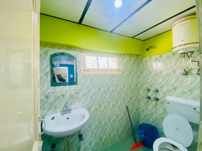 Bathroom 4, Jagatram Niwas, Kangra