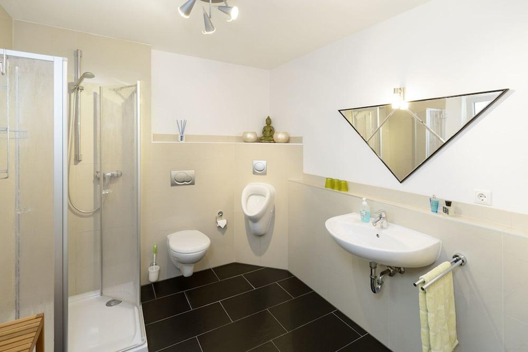 Bathroom 3, Villa Rosa, Freising