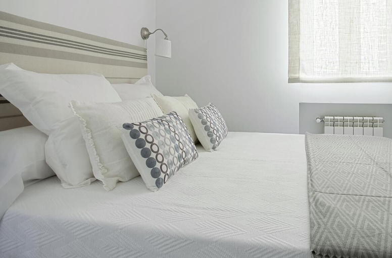 Room 2, The Best Location, 8pax, 3BD & 2Bth, Reina Sofia II, Madrid