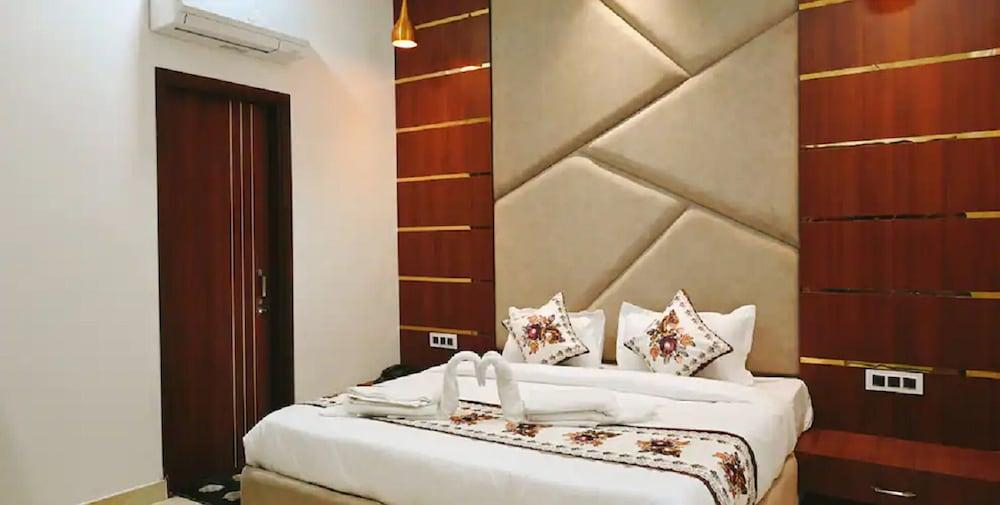 Bedroom 2, The Posh By Delight STAY, Amritsar