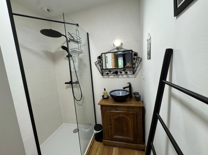 Bathroom 2, Domaine Les Belles Fontaines, Yonne