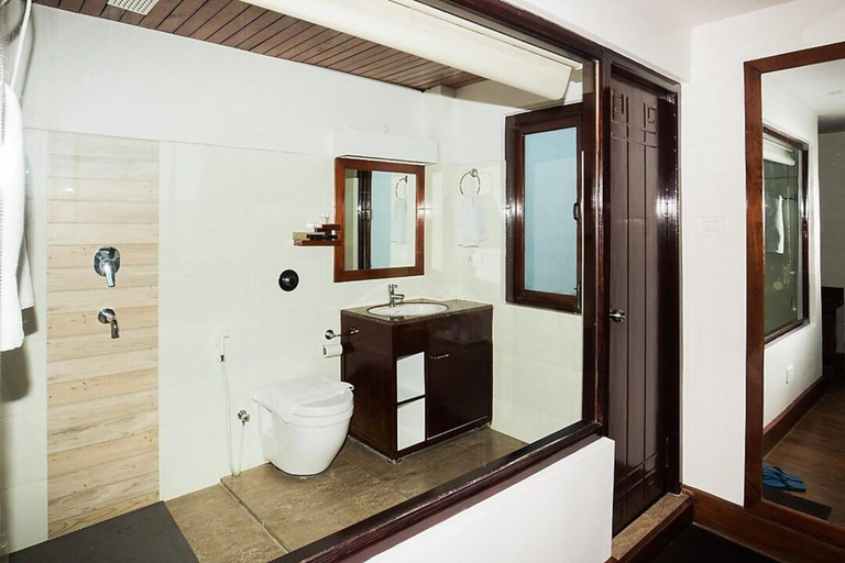 Bathroom, The Yakha Retreat & Spa, Darjiling