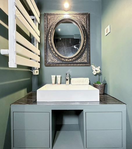 Bathroom 5, 1552 Laborde, Paris