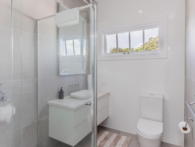 Bathroom 4, Hamptons White House, Tweed - Pt B