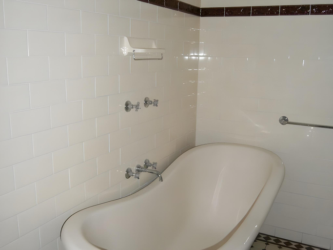 Bathroom 4, Hydro Hotel, Leeton