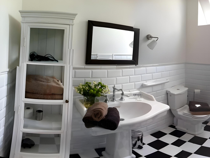 Bathroom 2, Le Petit Manoir de Keriolet, Finistère