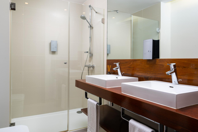 Bathroom 5, Amendoeira Golf Resort, Silves