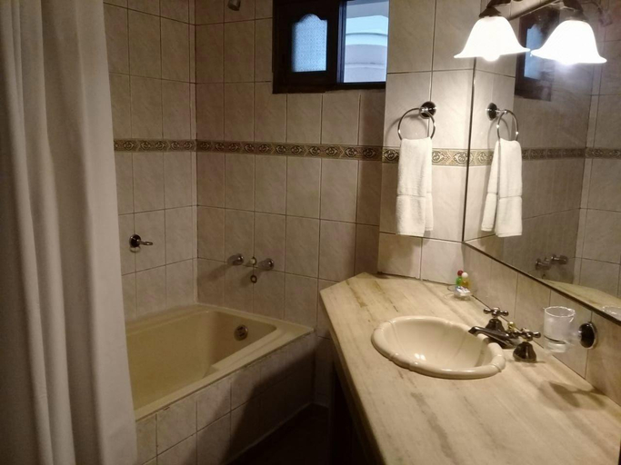 Bathroom, Hotel Puerta del Rey, Andrés Ibáñez