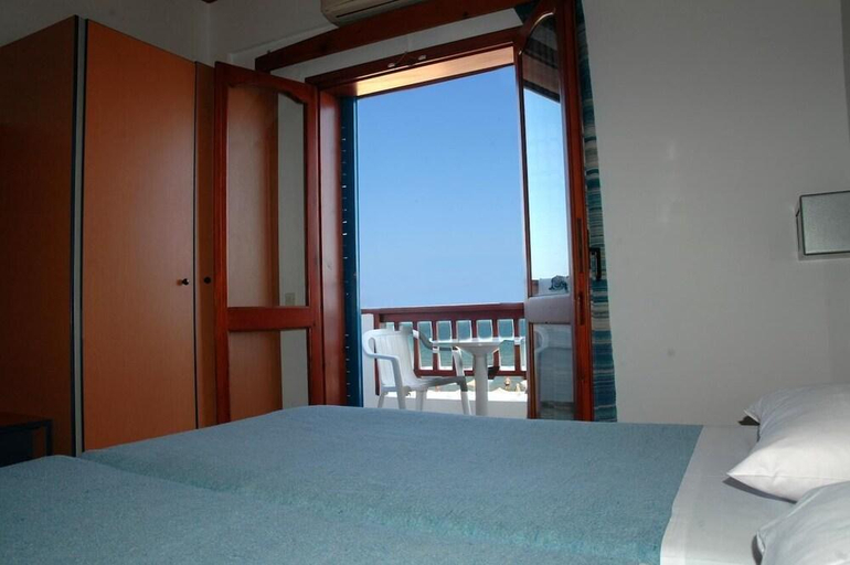 Bedroom 2, Vlachakis Hotel, Crete