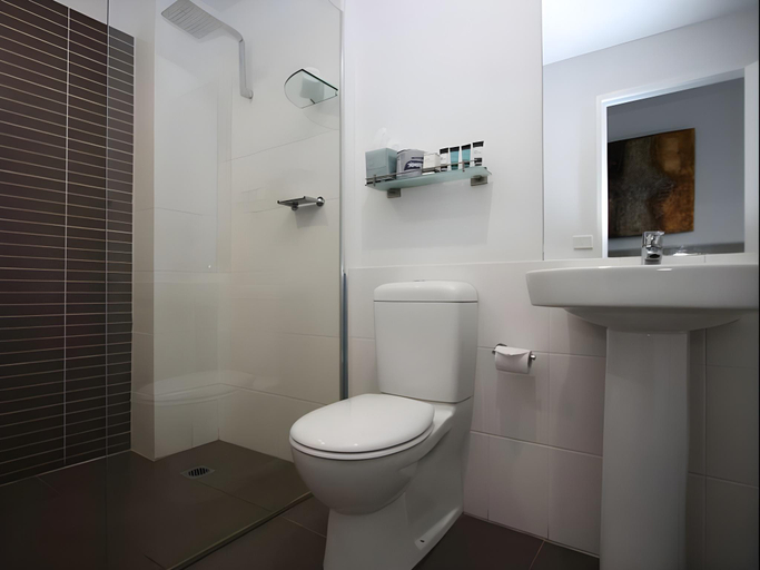 Bathroom 4, Honeysuckle Executive Apartments, Newcastle - Inner City