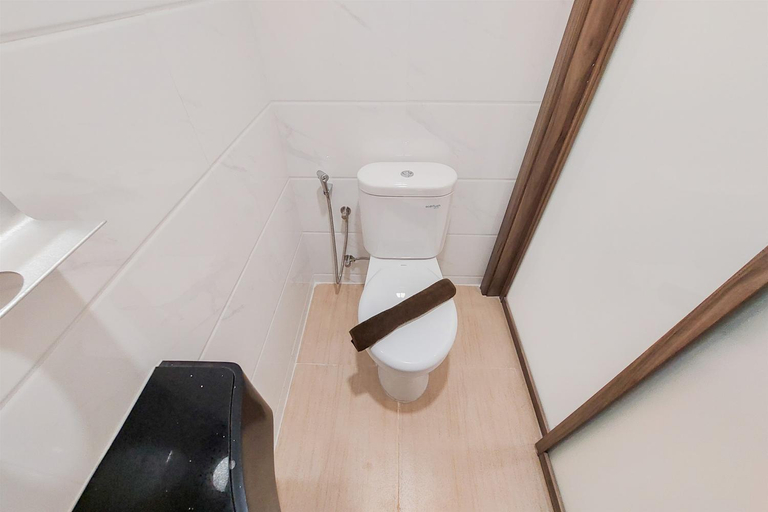 Bathroom 4, GreatChoice Comfy Studio Sky House BSD By Travelio, South Tangerang