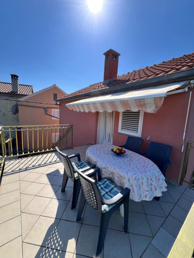 Others 5, Apartmani Frakic, Sali