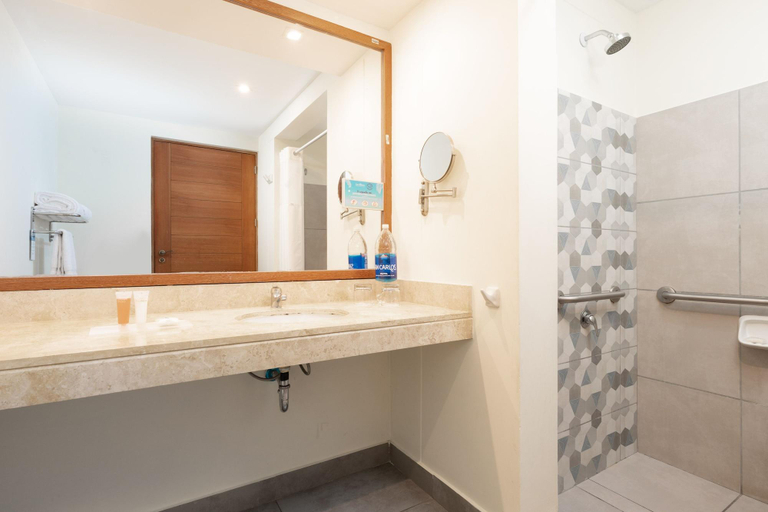 Bathroom 5, Royal Decameron Punta Sal, Contralmirante Villar