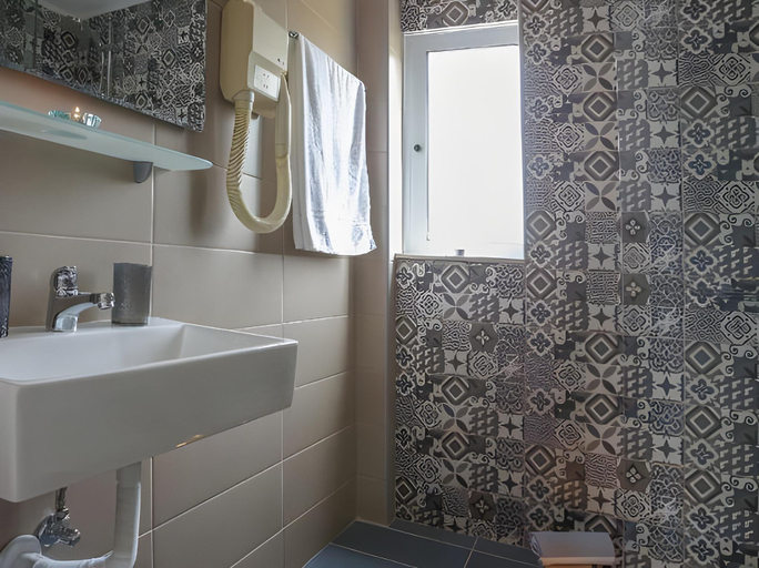 Bathroom 4, Happy Days, Crete