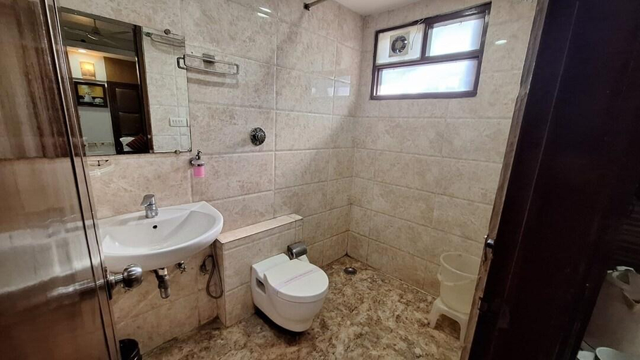 Bathroom, hotel sizzling starr, Delhi