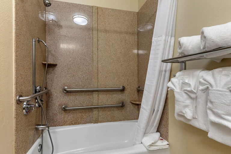 Bathroom 4, Comfort Inn & Suites Paris, Lamar