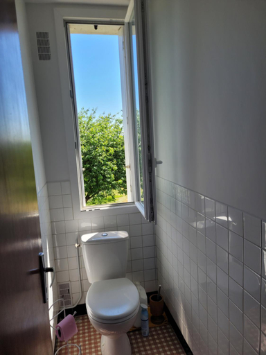 Bathroom 5, Ferme fruitiere zero traitement, Mayenne