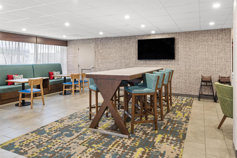 Food & Drinks 5, Hampton Inn Indianapolis-N.E./Castleton, Indianapolis