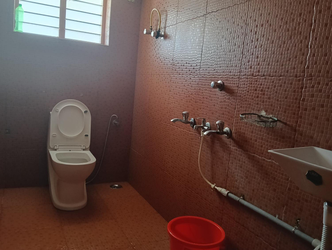 Bathroom 3, Parthasarathy guest house, Thiruvananthapuram
