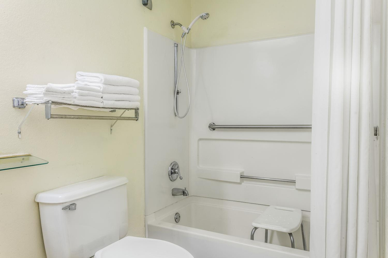 Bathroom 4, Super 8 by Wyndham Stockbridge, Henry