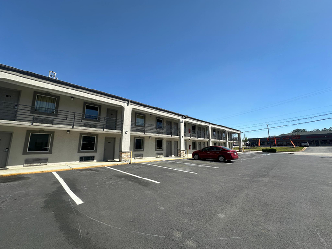 Exterior & Views 1, Executive Inn, Henry