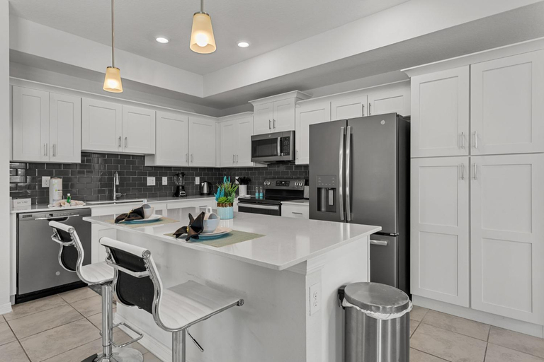 3, Cozy & Stylish 2BR Condo, Prime Storey Lake Spot, Osceola