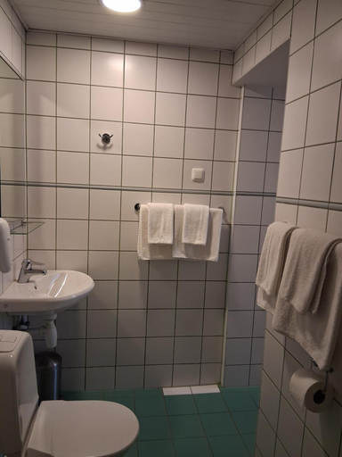 Bathroom 1, Hommiku Guesthouse, Pärnu