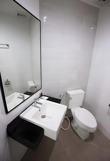 Bathroom, Luxsna Residence, Hat Yai
