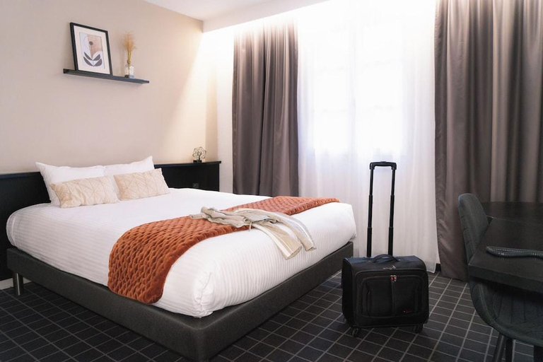Bedroom 2, Logis hotel du Beffroi, Nord