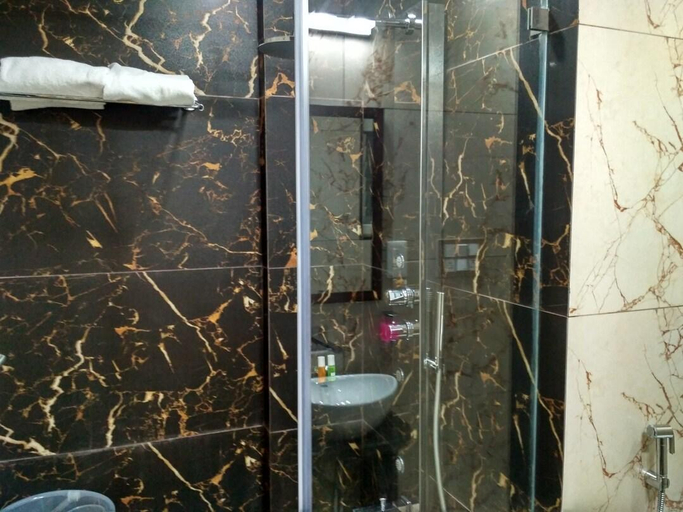 Bathroom, Hotel Majestique Pune, Pune