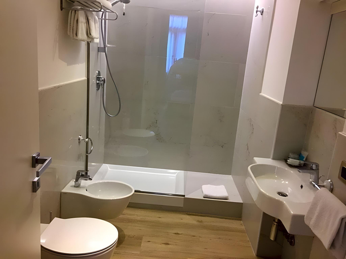 Bathroom 5, Hotel Museum, Rome
