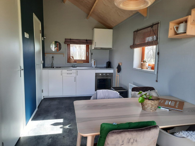 Others 5, Lodge by Dutch Meadows with Scenic Veranda, De Wolden