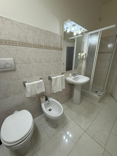Bathroom 2, Via Palazzo B&B Sanremo, Imperia