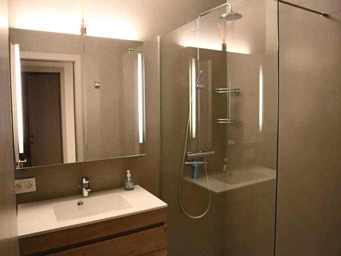 Bathroom, Apartment in Nieuwpoort near the Beach, West-Vlaanderen