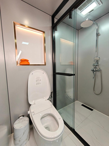 Bathroom 3, Sunny Pavilion