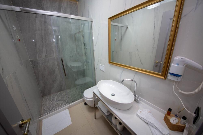 Bathroom 3, Milingona City Center Hostel, Tiranës