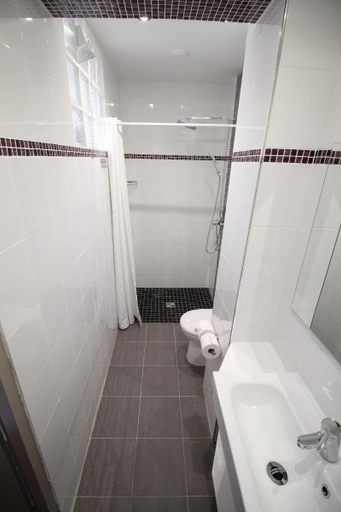 Bathroom 5, Hotel des Pyrenees, Paris