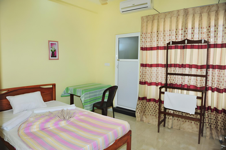 Bedroom 4, Hotel Glee, Trincomalee Town and Gravets